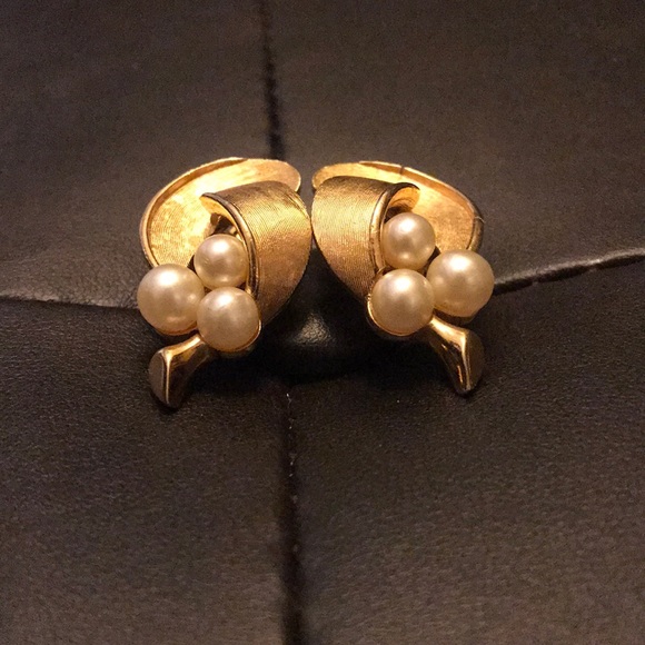 Vintage Trifari Faux Pearl Cluster Clip Earrings - Picture 2 of 5